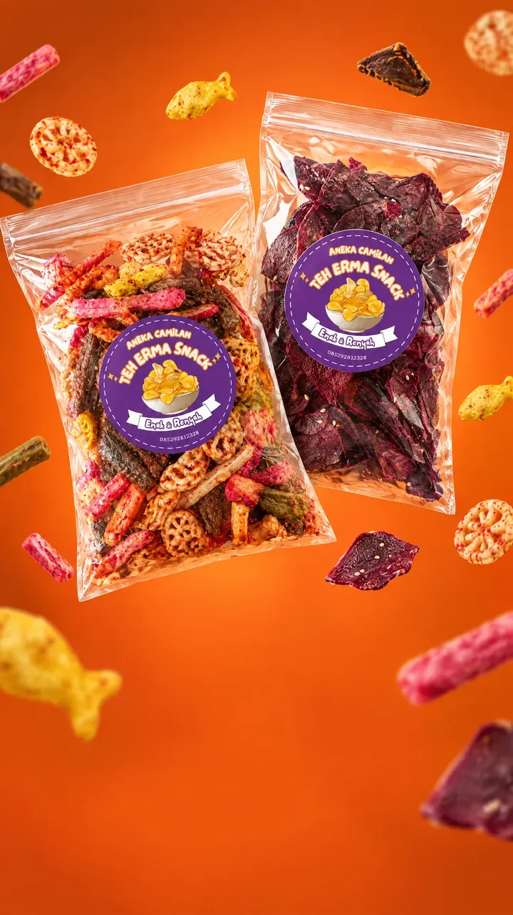 Kantong camilan Teh Erma Snack berisi kerupuk seblak dan keripik ubi ungu, melayang di latar oranye